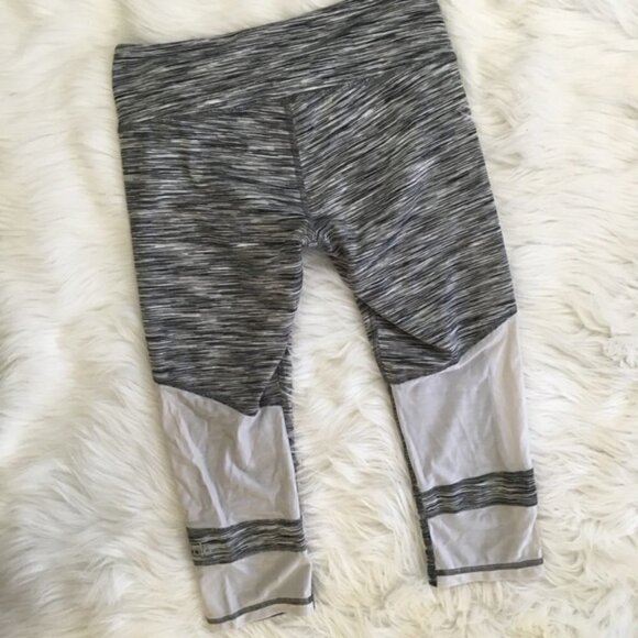 ALO Yoga Leggings M Oasis Capri in White Space Dye /White Athletic Athleisure - Picture 11 of 16